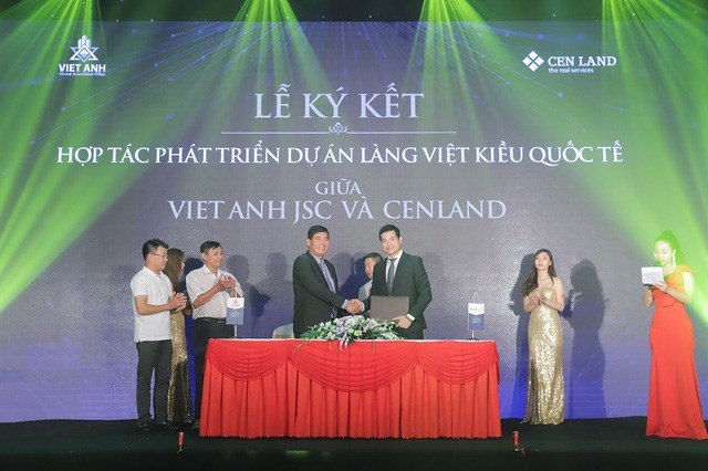 Đại diện chủ đầu tư dự án Làng Việt kiều quốc tế Hải Phòng Viet Anh JSC và CENLAND ký kết hợp tác chiến lược.