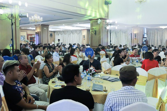 Hội trường lớn tại Cát Bi Plaza chật kín khách hàng.