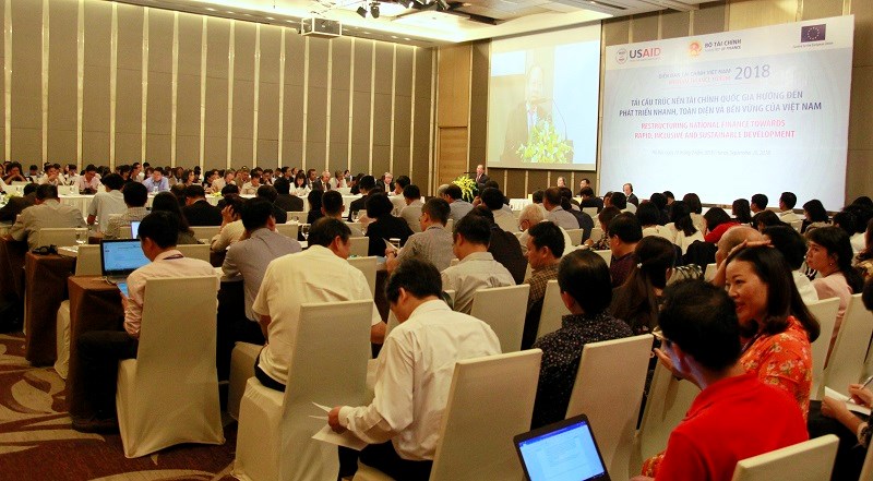 Diễn đàn Tài chính Việt Nam 2018 đã thu hút sự tham dự của khoảng 300 đại biểu đến từ các cơ quan nhà nước, các tổ chức trong và ngoài nước.