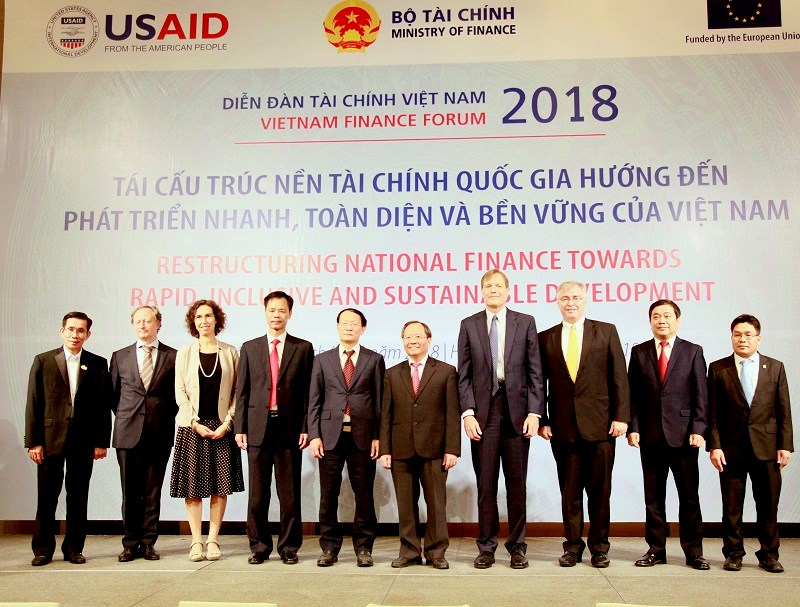 Các đại biểu chụp ảnh kỷ niệm tại Diễn đàn Tài chính Việt Nam 2018.