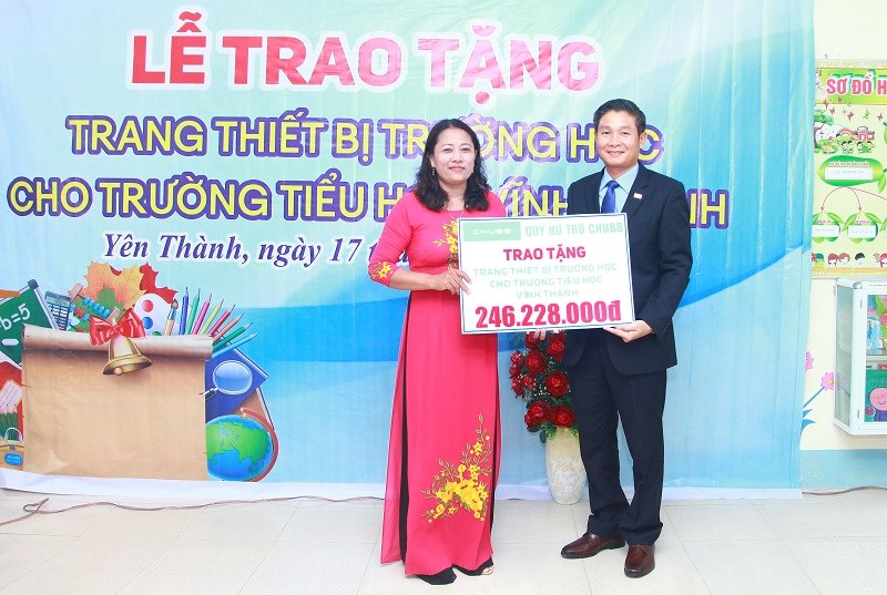 Đại diện Chubb Life Việt Nam trao tặng gói tài trợ thiết bị trường học cho Trường Tiểu học Số 2 Vĩnh Thành