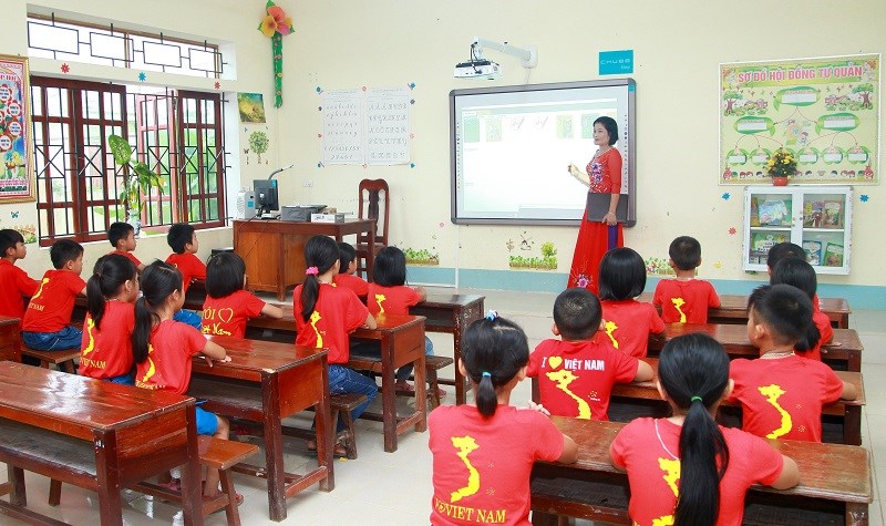 Cô và trò trường Tiểu học Số 2 Vĩnh Thành trải nghiệm những giờ học đầu tiên với thiết bị và phần mềm bài giảng tương tác hiện đại.