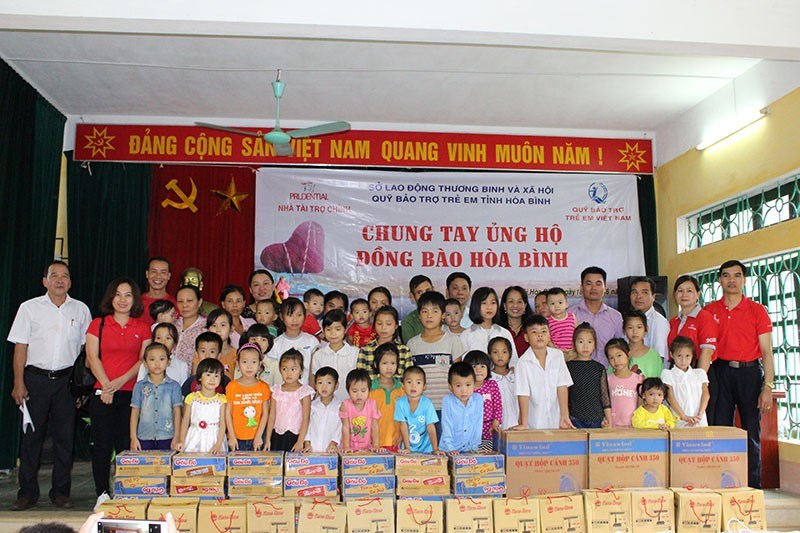 Đại diện Prudential Việt Nam và Quỹ Bảo trợ Trẻ em tỉnh Hòa Bình trao quà tới trẻ em ở huyện Kim Bôi, tỉnh Hòa Bình.