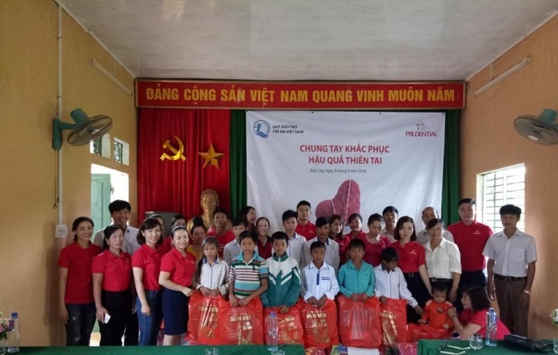 Trao quà tới trẻ em ở huyện Sốp Cộp, tỉnh Sơn La.