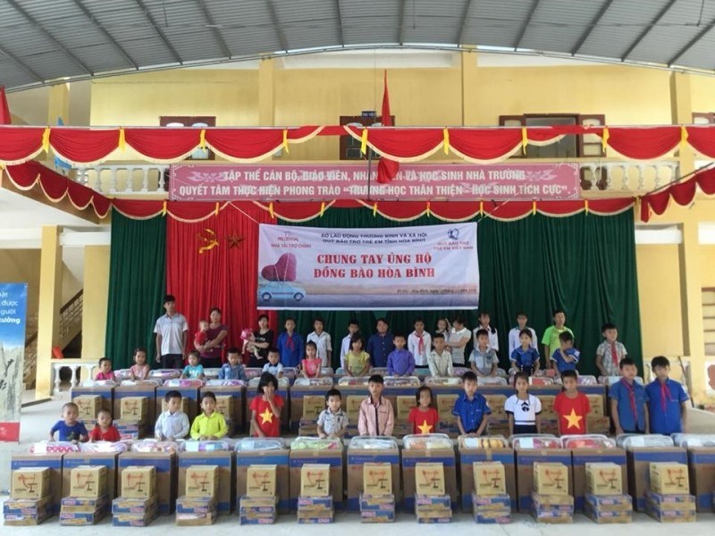 Trao quà tới trẻ em huyện Đà Bắc, Hòa Bình.