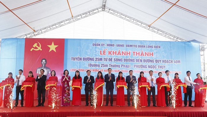 Các đại biểu dự lễ khánh thành và gắn biển công trình tuyến đường 25m Trường Pháp.