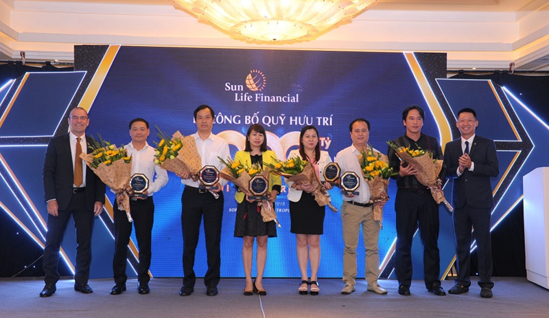 Ông Larry Madge - Tổng giám đốc Sun Life Việt Nam tặng hoa cho các doanh nghiệp tham gia