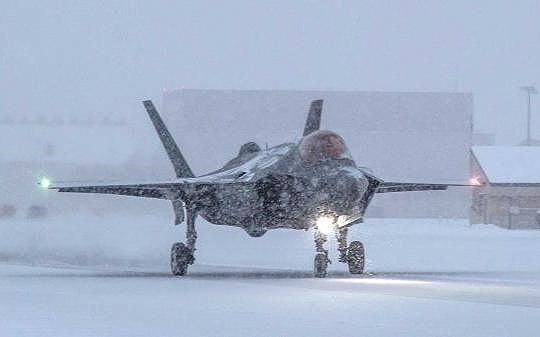 F-35 đ&atilde; được thử nghiệm trong những m&ocirc;i trường thời tiết khắc nghiệt, kể cả nơi c&oacute; băng tuyết, nhiều tố lốc như Alaska.