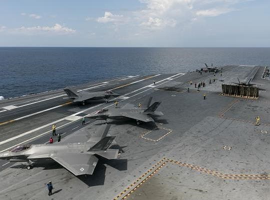 Đội bay F-35C chuẩn bị cất c&aacute;nh từ t&agrave;u USS George Washington.