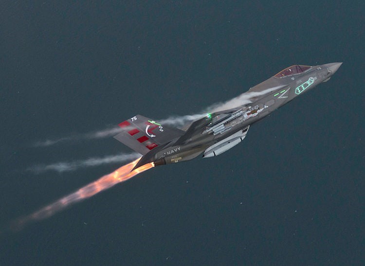 Buồng đốt ph&iacute;a sau gi&uacute;p F-35 c&oacute; thể tăng tốc tới 1.900 km/h.