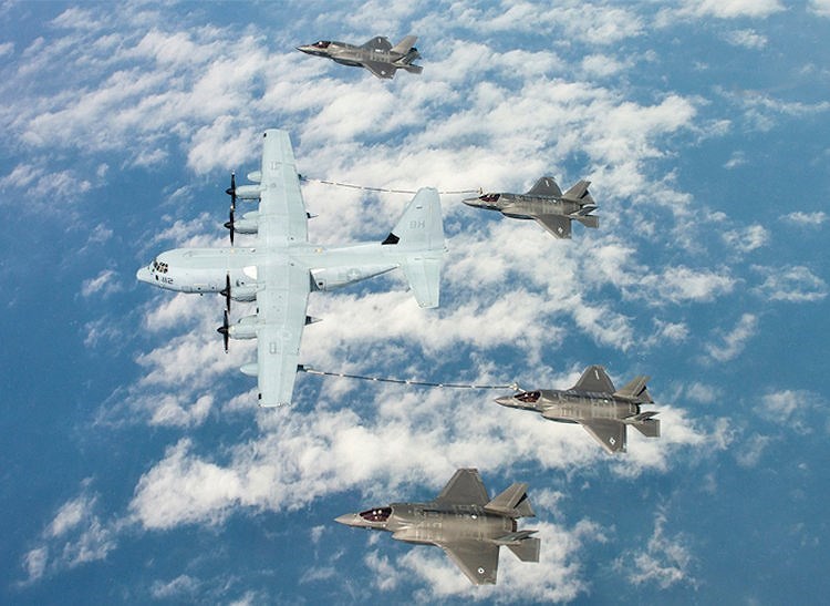 Hai chiếc F-35B nạp nhi&ecirc;n liệu tr&ecirc;n kh&ocirc;ng từ m&aacute;y bay tiếp dầu KC-130J.