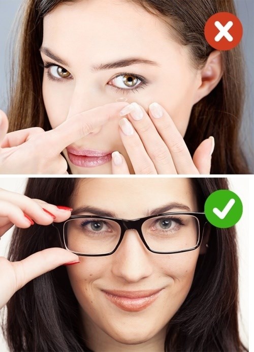 Kính áp tròng sẽ làm mắt của bạn bị khô hơn. Kết hợp với không khí khô bên trong máy bay thì mắt càng thêm khó chịu. Đó là lý do bạn nên đeo kính thường khi đi những chuyến bay dài. Ngoài ra bạn cũng cần mang thêm thuốc nhỏ mắt để tra.