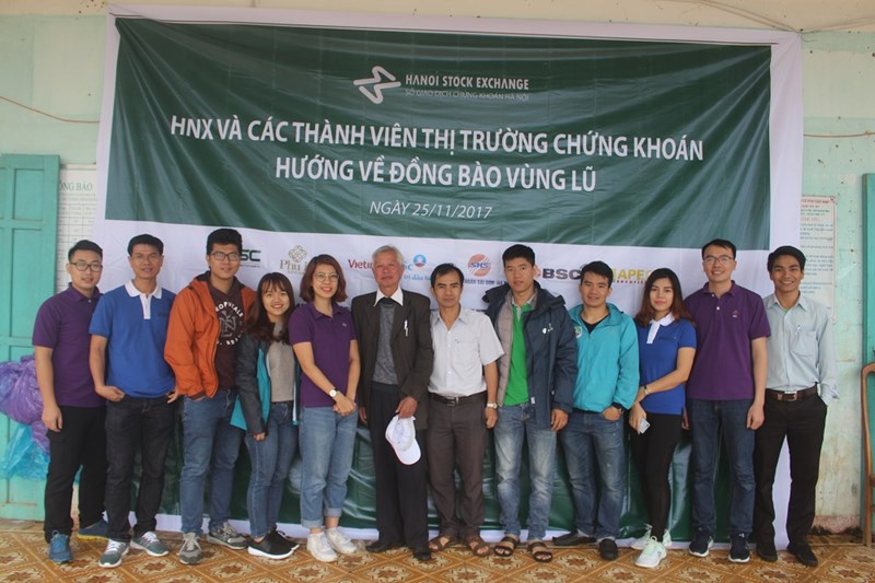 Sở GDCK Hà Nội cùng đại diện các công ty chứng khoán và chính quyền địa phương chung tay tổ chức chương trình từ thiện tại huyện Nam Trà My, tỉnh Quảng Nam.