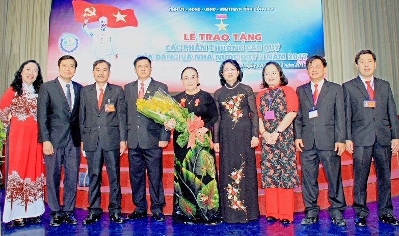 Bà Trần Cẩm Nhung – Phó Chủ tịch Công ty Golf Long Thành vinh dự được nhận Huân chương Lao động hạng Nhất của Nước Cộng hòa XHCNVN do Bà Đặng Ngọc Thịnh- Phó Chủ tịch nước trao tặng.