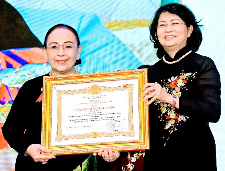 Bà Đặng Ngọc Thịnh- Phó Chủ tịch nước trao tặng Huân chương Lao động hạng Nhất cho bà Trần Cẩm Nhung – Phó Chủ tịch Công ty Golf Long Thành.