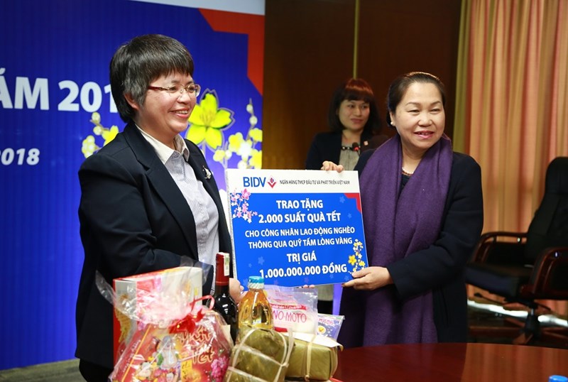 BIDV trao quà Quỹ tấm lòng Vàng.
