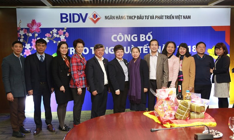 Công bố trao tặng quà tết.