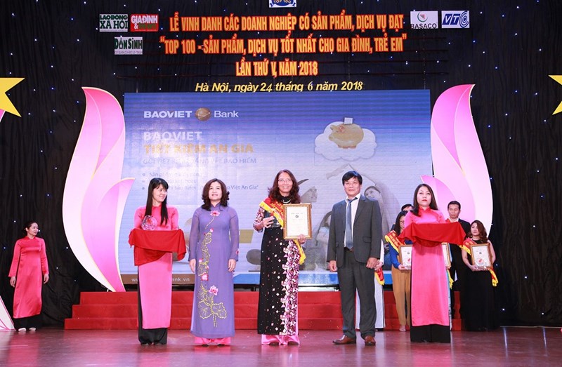 Bà Nguyễn Thị Lũy Phó TGĐ BAOVIET Bank nhận giải thưởng Top 100.