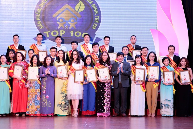 Đại diện các doanh nghiệp tham gia nhận giải thưởng.