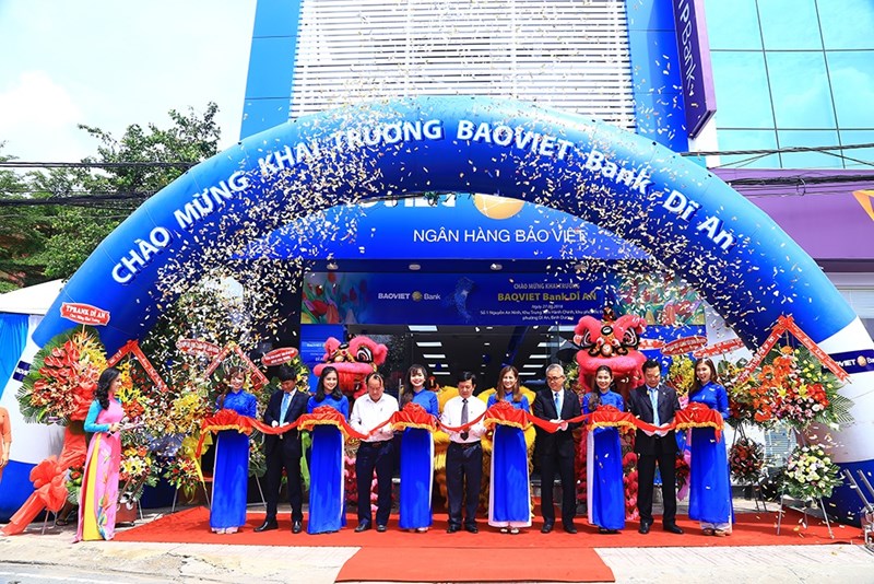 Lễ cắt băng khai trương phòng giao dịch Dĩ An.