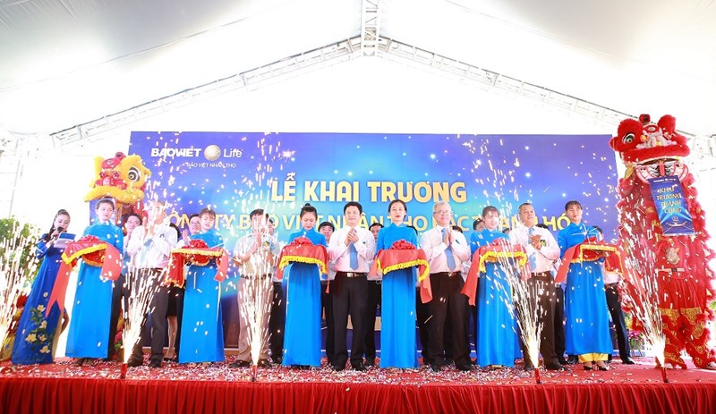 Đại diện Bảo Việt Nhân thọ trao xe đạp và học bổng cho các em học sinh hiếu học có hoàn cảnh khó khăn trên đ