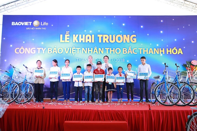 Đại diện Bảo Việt Nhân thọ trao xe đạp và học bổng cho các em học sinh hiếu học có hoàn cảnh khó khăn trên đ