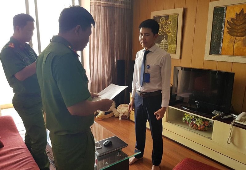 Bộ Công an đọc quyết định bắt giữ, khám xét nơi ở của Nguyễn Minh Quang - mắt xích quan trọng trong đường dây cá độ bóng đá qua trang mạng m88gin.com.