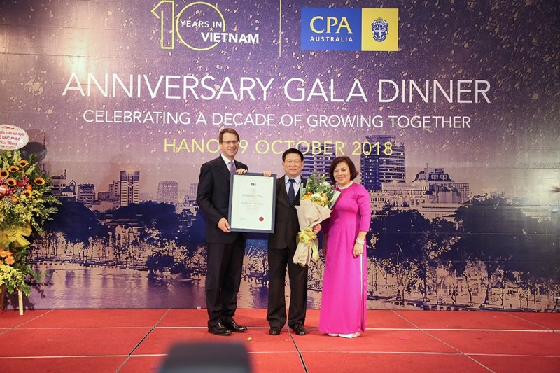 TS Hồ Đức Phớc - Uỷ viên Trung ương Đảng, Tổng Kiểm toán Nhà nước đón nhận chứng chỉ Hội viên danh dự cao cấp từ ông Andrew Hunter – Tổng Giám đốc toàn cầu của CPA Australia.
