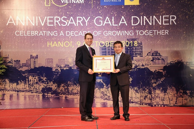 Tổng Giám đốc toàn cầu CPA Australia, ông Andrew Hunter nhận bằng khen từ đại diện Bộ Tài chính, ông Vũ Đức Chính - Cục trưởng Cục Quản lý, giám sát Kế toán - Kiểm toán vì những vì những thành tích của CPA Australia trong việc hợp tác, hỗ trợ, phát triển có hiệu quả hoạt động nghề nghiệp kiểm toán, kế toán tại Việt Nam giai đoạn 2008 – 2017.