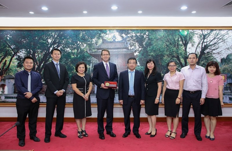 Tổng Giám đốc toàn cầu của CPA Australia, ông Andrew Hunter gặp gỡ lãnh đạo của Cục Quản lý, giám sát Kế toán, Kiểm toán Bộ Tài chính bên lề Lễ kỷ niệm 10 năm CPA Australia tại Việt Nam.
