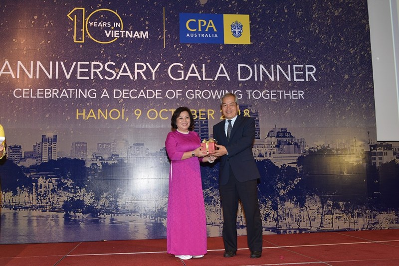 bà Trần Thiên Hương, Trưởng Đại diện CPA Australia đón nhận quà lưu niệm từ Chủ tịch VACPA, ông Phạm Sỹ Danh vì những hỗ trợ và hợp tác quý báu giữa 2 tổ chức