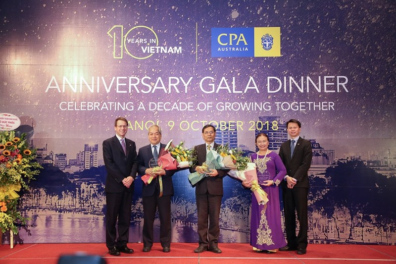 Ông Andrew Hunter, Tổng Giám đốc toàn cầu của CPA Australia trao tặng kỷ niệm chương cho lãnh đạo của các tổ chức nghề nghiệp để ghi nhận sự hỗ trợ và hợp tác với CPA Australia trong 10 năm qua