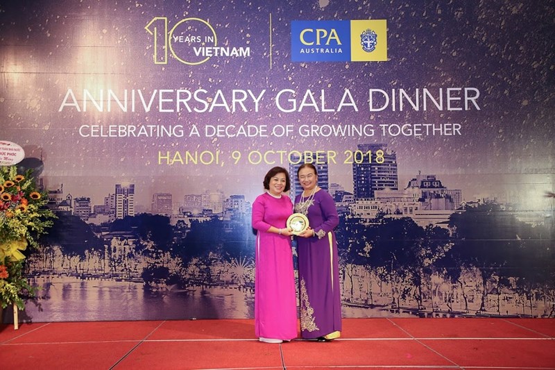 bà Trần Thiên Hương, Trưởng Đại diện CPA Australia đón nhận quà lưu niệm từ Chủ tịch Hội tư vấn Thuế Việt Nam VTCA, bà Nguyễn Thị Cúc vì những hỗ trợ và hợp tác quý báu giữa 2 tổ chức