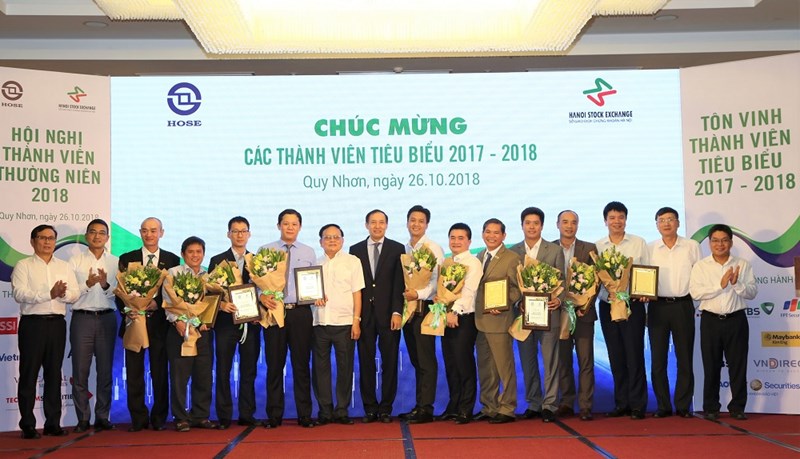 Lãnh đaok UBCKNN, HOSE, HNX, VSD và các khách mời chụp anh lưu niệm cùng đại diện các Thành viên tiêu biếu 2017-2018_