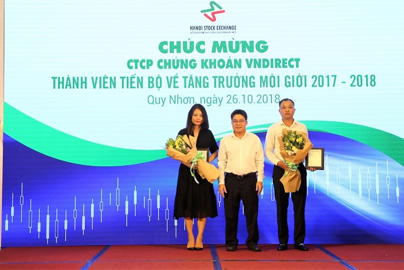 Ông Nguyễn Thành Long - Chủ tịch HĐQT HNX (giữa) vinh danh thành viên tiến bộ về tăng trưởng môi giới 2017 - 2018