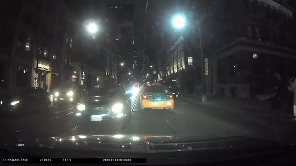 [Video] Tài xế say rượu lái ô tô đâm vào xe khác rồi lật ngang trên đường