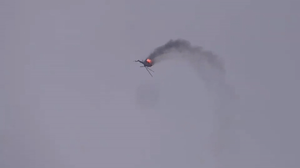[Video] Trực thăng Mi-17 trúng tên lửa trên bầu trời Syria