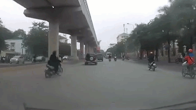 [Video] Chạy xe máy lạng lách đánh võng, 2 thanh niên trượt dài trên đường