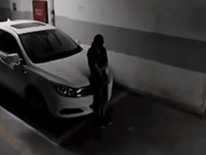 [Video] Người phụ nữ nhanh trí xử lý khi 2 thanh niên chuẩn bị trộm xe mình