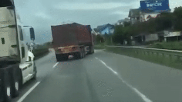[Video] Tài xế container ngang nhiên tạt đầu, đánh võng trên quốc lộ 5 