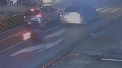 [Video] Đang dừng đèn đỏ, ôtô bị xe máy phóng nhanh tông trúng đuôi 