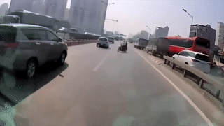 [Video] Bất chấp nguy hiểm, xe máy đi ngược chiều trên đường vành đai 3 Hà Nội 
