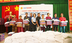 100 tấn gạo từ Vietbank được trao tặng đến các gia đình gặp khó khăn