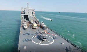 [Ảnh] Tên lửa Iran rơi cách tàu sân bay Mỹ 160km 