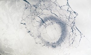 [Video] Vòng tròn băng khổng lồ trên hồ 25 triệu năm tuổi