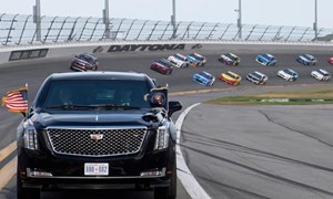 [Video] Tổng thống Trump cùng siêu xe Quái thú dẫn đầu đoàn đua giải NASCAR