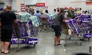 [Video] Người dân vẫn ồ ạt đi mua dự trữ giấy vệ sinh tại Australia