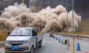 [Video] Ôtô suýt bị chôn vùi sau một vụ lở đất ở Trung Quốc
