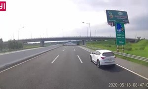 [Video] Ôtô đi lùi trên cao tốc Hà Nội - Hải Phòng