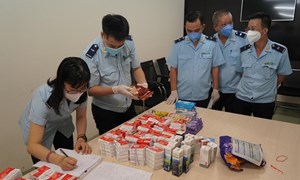 Hải quan TP. Hồ Chí Minh thu giữ 266 hộp thuốc điều trị COVID-19 nhập lậu
